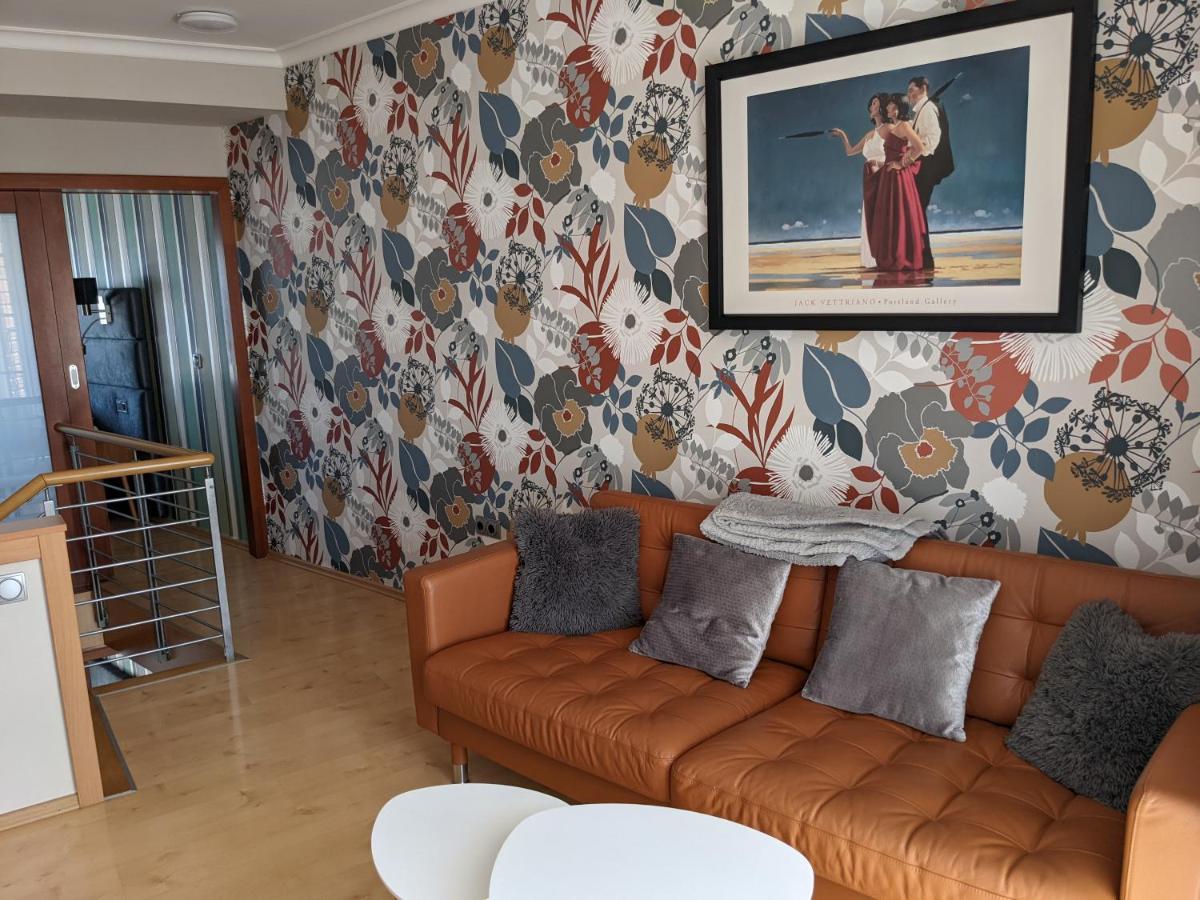 Minaret Apartman เอ็กเกอร์ ภายนอก รูปภาพ