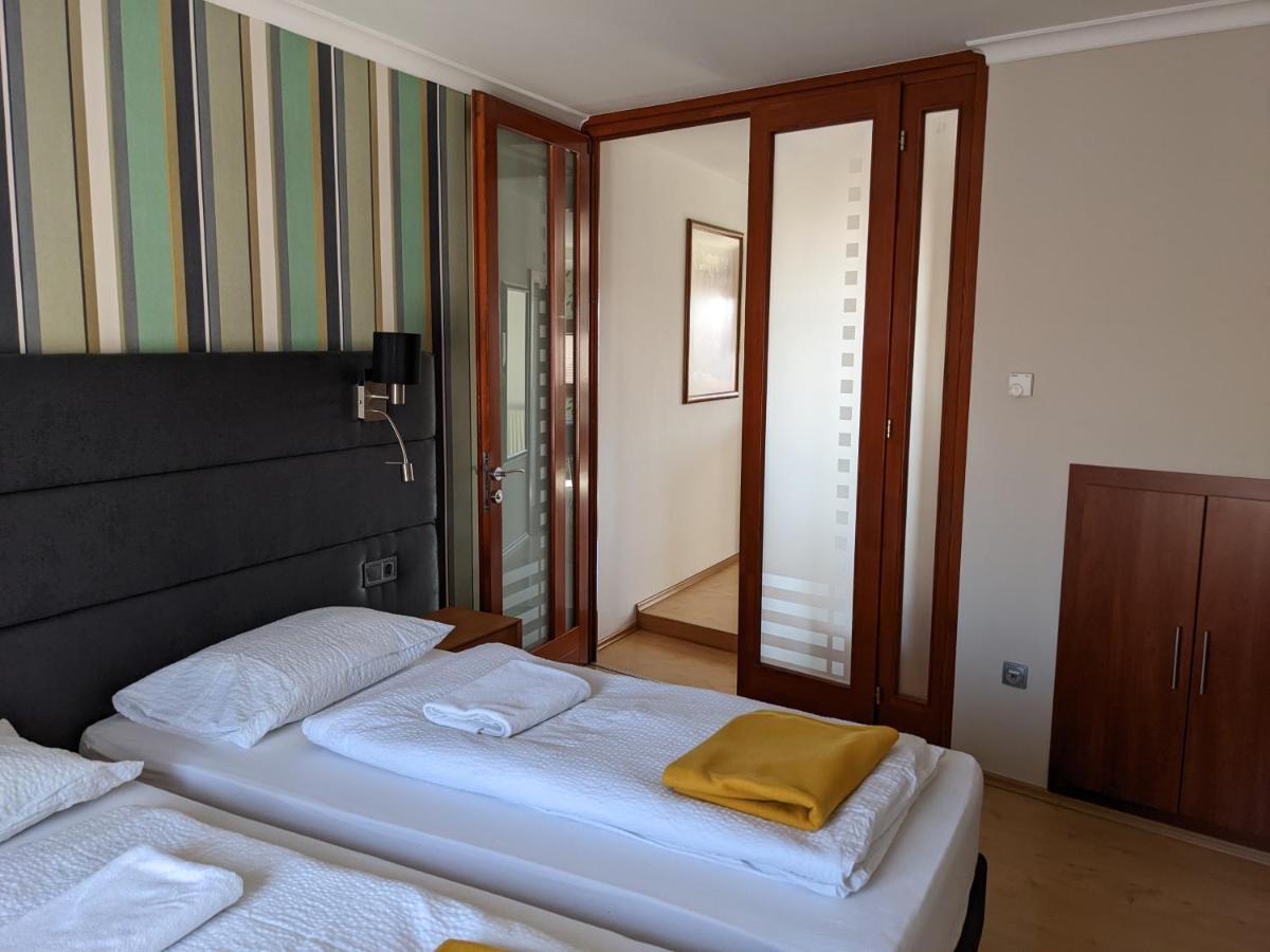 Minaret Apartman เอ็กเกอร์ ภายนอก รูปภาพ